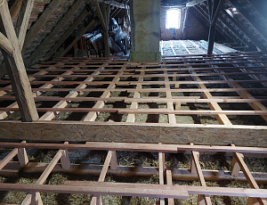 Zateplení stropu rodinného domu pomocí foukané izolace